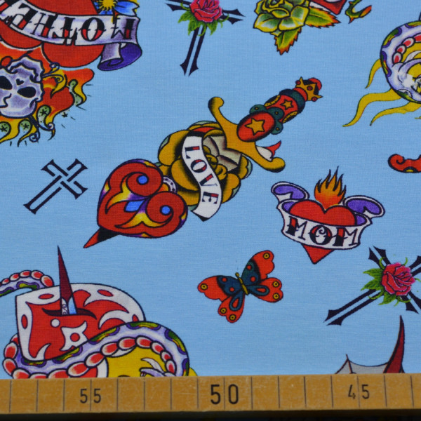 Baumwolljersey „Tribal“ mit Tattoo-Motiven auf Hellblau | 95% Baumwolle – 150 cm breit, 220 g/m²