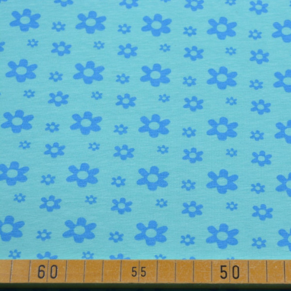 Baumwoll Jersey Stoff mit hellblauen Blumen auf grün/gelbem Untergrund - 150 cm Breite