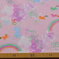 Baumwoll-Jersey mit Regenbögen, Wolken und Pferden auf rosa Hintergrund. Baumwoll-Jersey mit Regenbögen, Wolken und Pferden auf rosa Hintergrund.