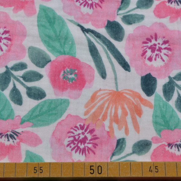 Musselin Stoff – 100% Baumwolle – Lebendiges Blumenmuster in Rosa, Pink und Orange mit grünen Blättern – 130 cm breit, 125 g/m²