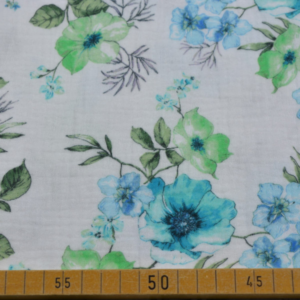 Musselin Stoff – 100% Baumwolle – Florales Muster in Blau- und Grüntönen auf hellem Hintergrund – 130 cm breit, 125 g/m²