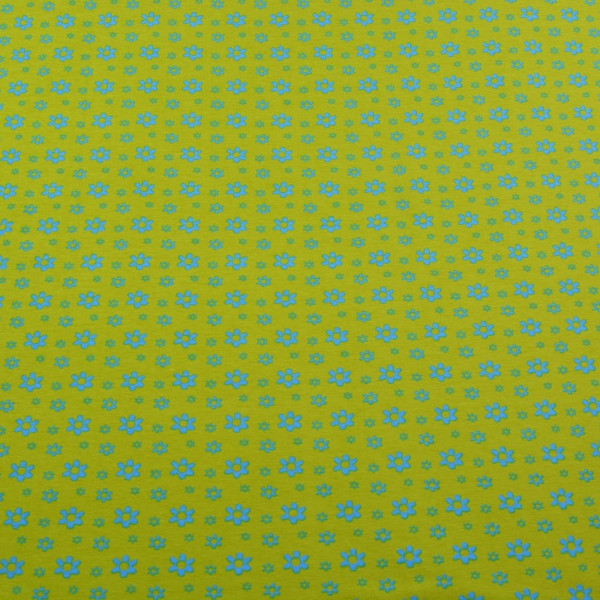 Baumwoll Jersey Stoff mit hellblauen Blumen auf grün/gelbem Untergrund - 150 cm Breite