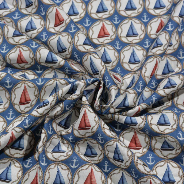Maritime Baumwolle: Anker und Segelschiffe auf blauem Grund