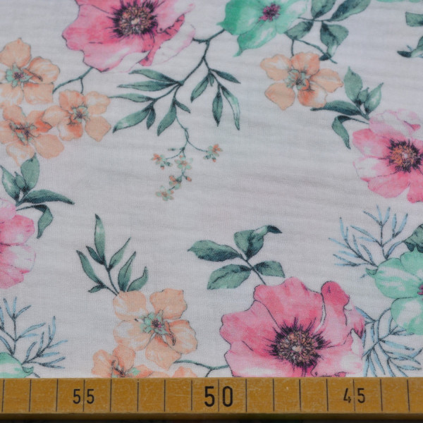 Musselin Stoff – 100% Baumwolle – Florales Muster in Rosa-, Pfirsich- und Grüntönen auf hellem Hintergrund – 130 cm breit, 125 g/m²