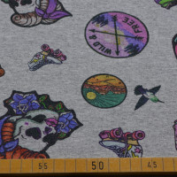 French Terry mit buntem Patchwork-Design auf grauem Hintergrund. French Terry mit buntem Patchwork-Design auf grauem Hintergrund.