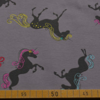 Baumwoll-Jersey mit bunten Pferdemotiven auf grauem Hintergrund. Baumwoll-Jersey mit bunten Pferdemotiven auf grauem Hintergrund.