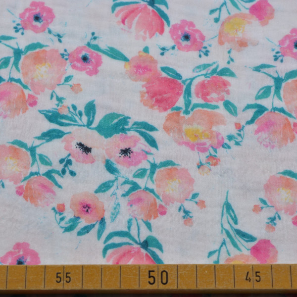 Musselin Stoff – 100% Baumwolle – Florales Muster in Rosa, Pfirsich und Gelb auf hellem Hintergrund – 130 cm breit, 125 g/m²