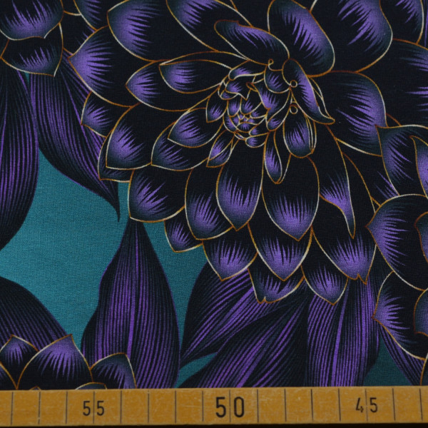 French Terry mit violett-schwarzem Blumenmuster auf Petrol | 92% Baumwolle – 150 cm breit, 250 g/m²
