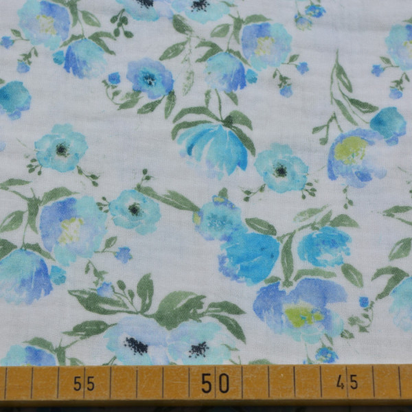 Musselin Stoff – 100% Baumwolle – Florales Muster in Blau- und Grüntönen auf hellem Hintergrund – 130 cm breit, 125 g/m²